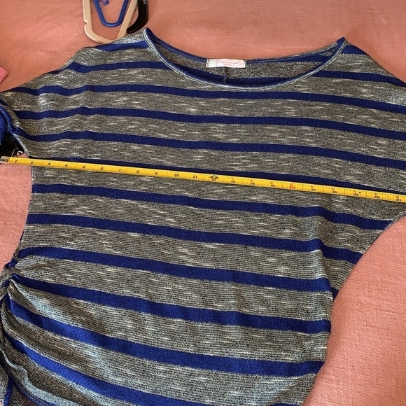 5/$20 BUNDLE 🎈 Lightweight silver and blue shapely knit blouse box 13 - Picture 6 of 8